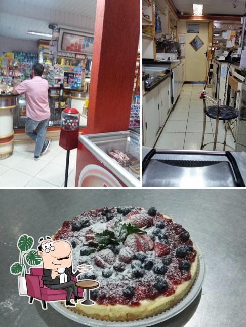 A interior e pizza do restaurante