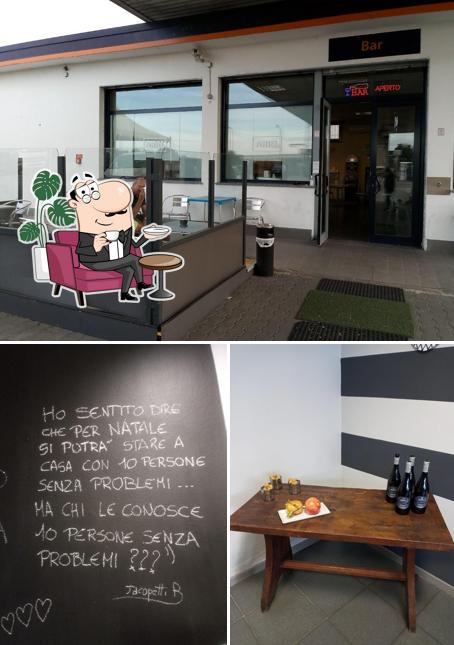 La foto della interni e lavagna di Ariel Bar