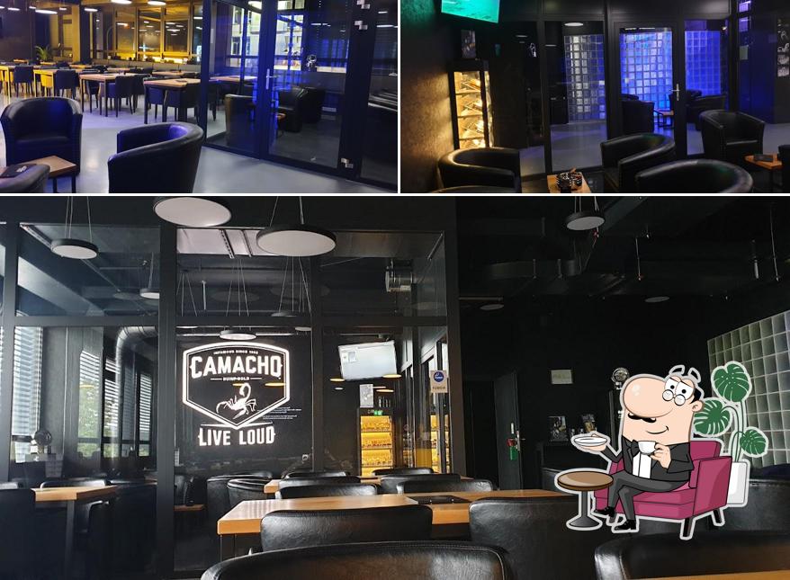 Dai un'occhiata agli interni di Hangover Lounge