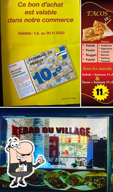 Dai un'occhiata agli interni di Kebab de village
