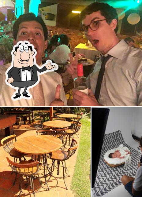 Confira a imagem apresentando interior e balcão de bar no Espaço Pimentão Recheado