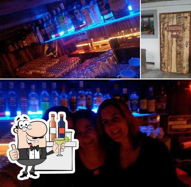 Dai un’occhiata alla foto che presenta la bancone da bar e interni di Täme's Schwartenbar