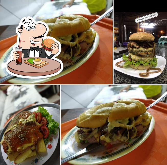 Peça um hambúrguer no Samuquinha Lanches