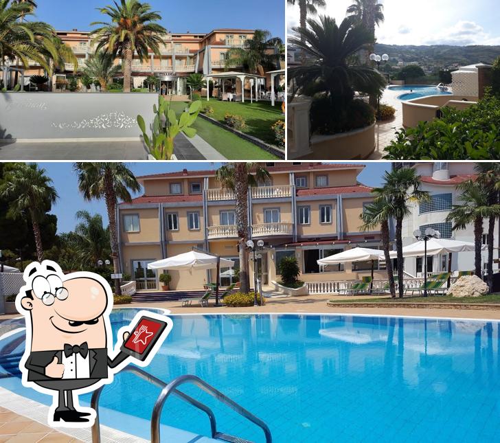 Puoi goderti l'aria fresca da seduto all'esterno di Park Hotel Tyrrenian