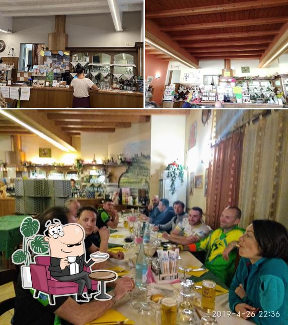 Gli interni di Trattoria La Mora