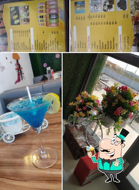 CAFE TOWN serves alcohol