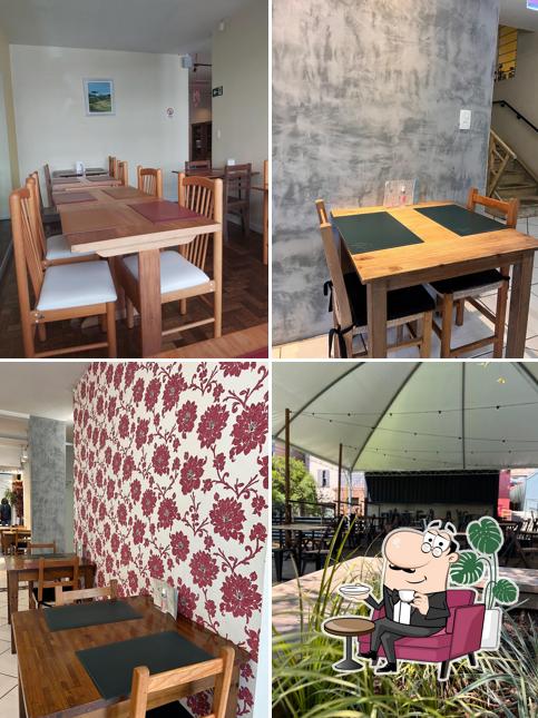 Sente em uma das mesas no Flor de Cerejeira - Restaurante / Buffet / Saudável