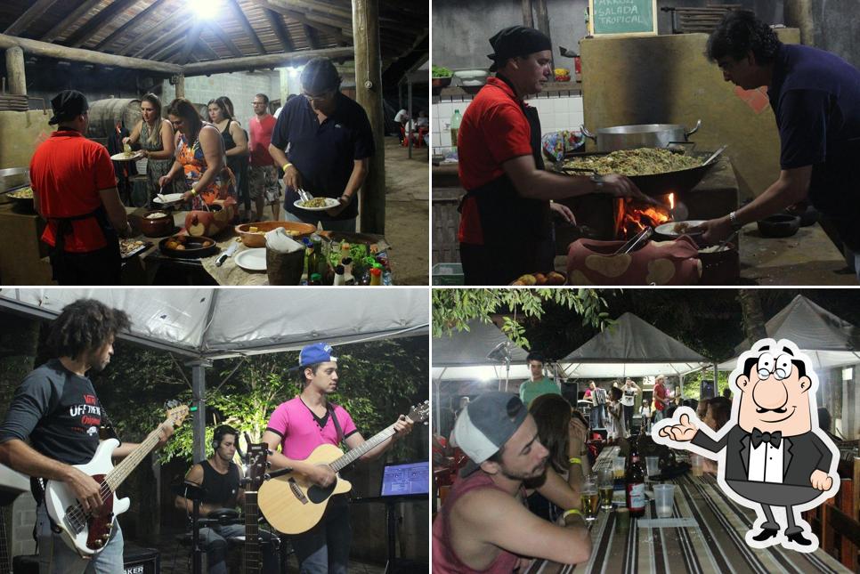 A imagem do Galinheiros' Pub’s interior e comida