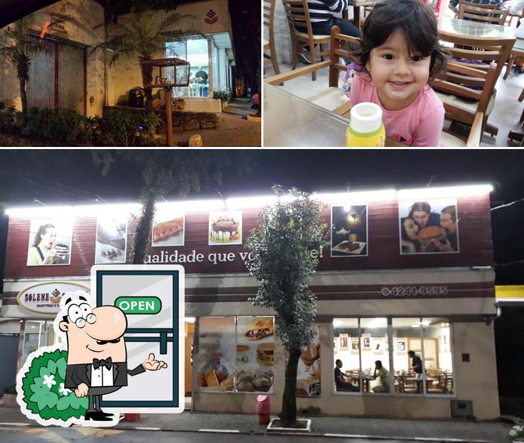 A imagem do Solene Sabor Pães e Doces’s exterior e mesa de jantar
