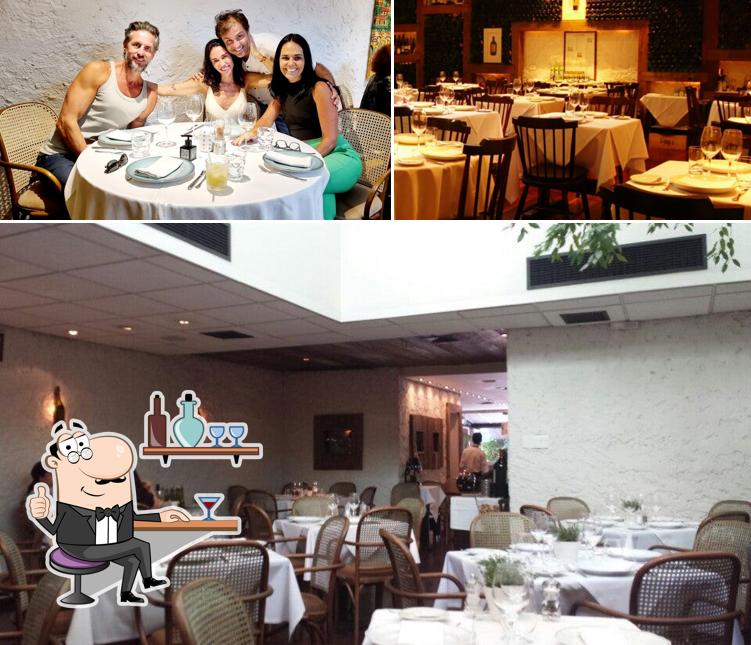 Sente em uma das mesas no Piselli