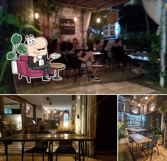 Sente em uma das mesas no A FAMILIA Praia