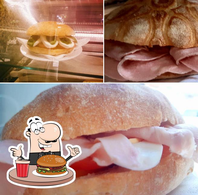 Ordina un hamburger a Caffetteria Attilio