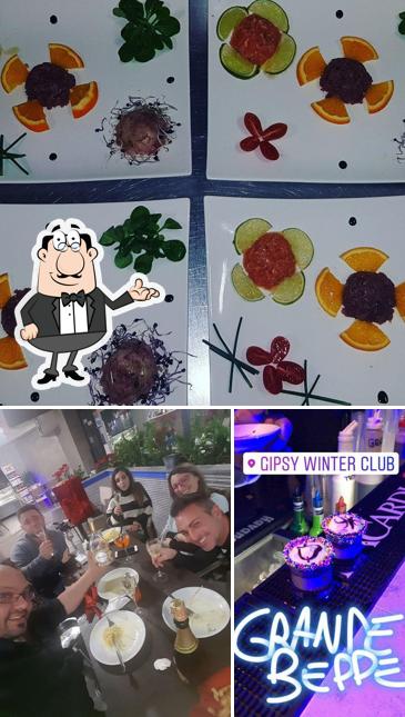 Siediti a un tavolo di Gipsy Cafe