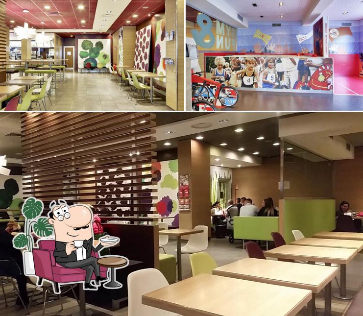 Siediti a un tavolo di McDonald's
