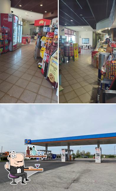 Dai un’occhiata alla foto che mostra la interni e esterno di Autogrill Isola Rizza