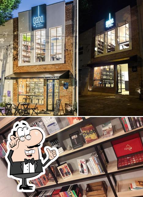 Veja imagens do interior do Gabo Livros e Vinhos