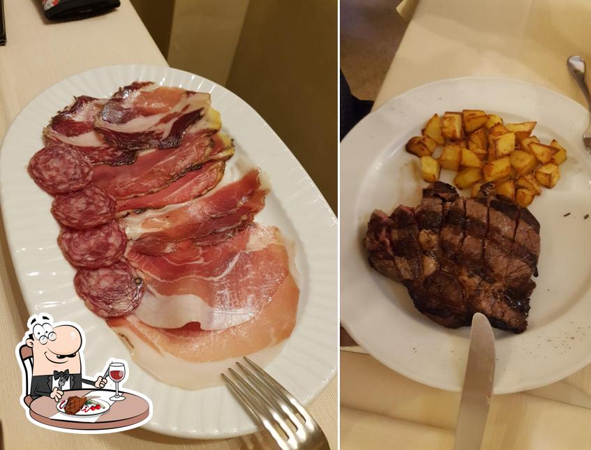 Prenditi i un pasto a base di carne a Hora Media in Piazzetta