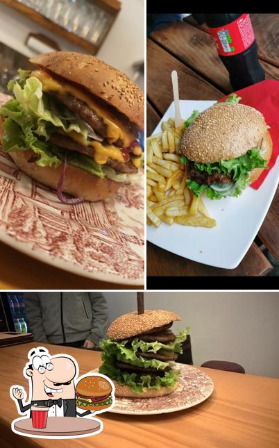 Ordina un hamburger a Alex Imbiss