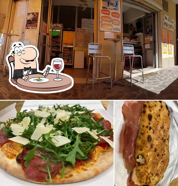 Tra le diverse cose da Pizza Piada - Trenzano si possono trovare la cibo e interni