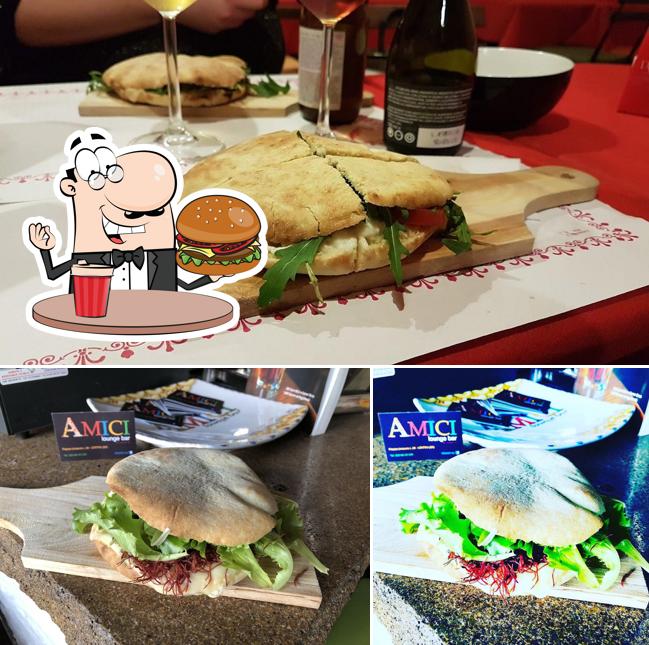 Prenditi un hamburger a Amici lounge bar