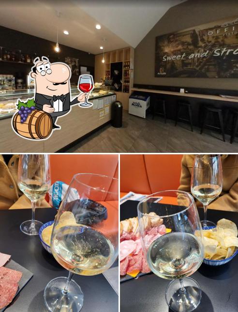 È gradevole prendersi un bicchiere di vino a Officina Risto Bar Parma