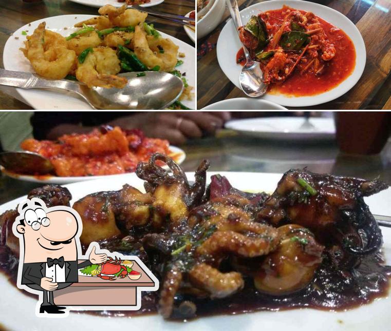 The visitors of Santa's Fantasea Golpark can order various seafood meals