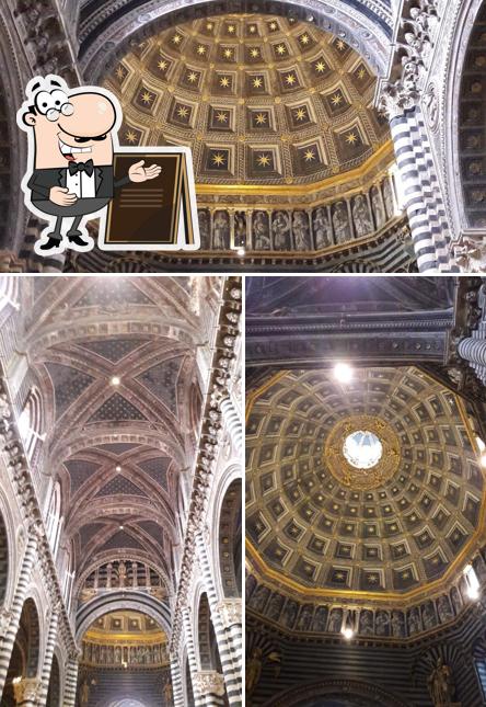 Puoi goderti l'aria fresca da seduto all'esterno di Cor Magis Siena