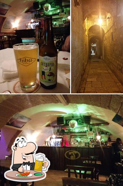 Puoi ordinare un rinfrescante bicchiere di birra chiara o scura