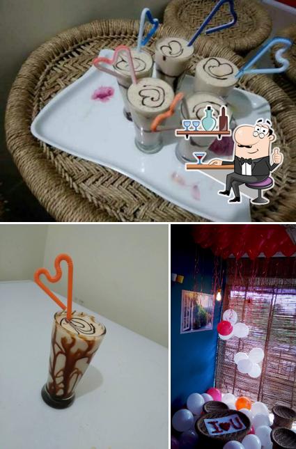 The image of Cafe Coffee Aani Barach Kahi, Yavatmal’s interior and beverage