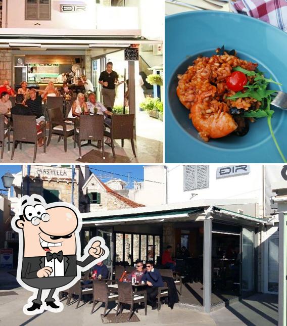 Tra le varie cose da Coffee Dir si possono trovare la interni e cibo