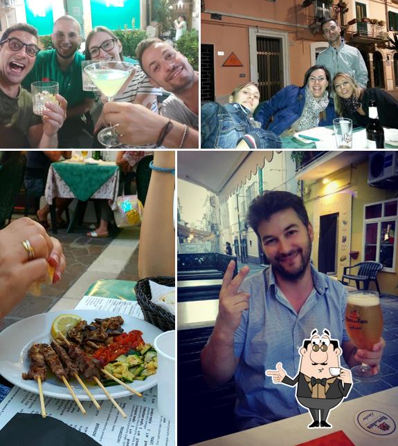 Goditi qualcosa da bere a By Street