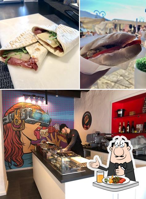 Tra le diverse cose da The Sandwich club si possono trovare la cibo e bancone da bar