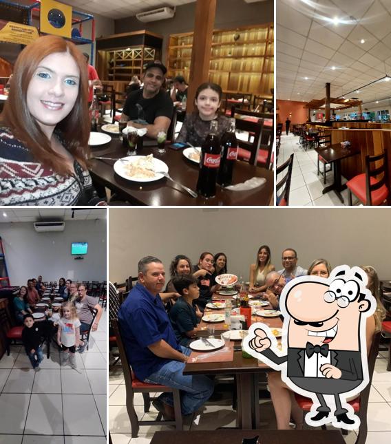 Sente em uma das mesas no Fartito's Pizza Marília