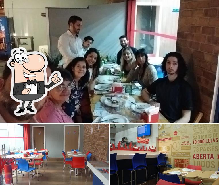 Sente em uma das mesas no Domino's Pizza - Castelo
