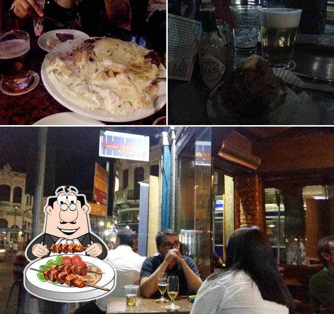 O Antônio's Bar e Botequim se destaca pelo comida e bebida