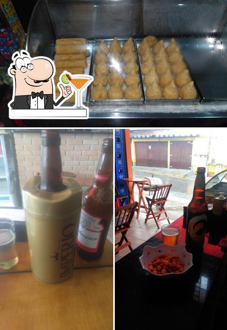 Entre diferentes coisas, bebida e comida podem ser encontrados no Bar do Cris