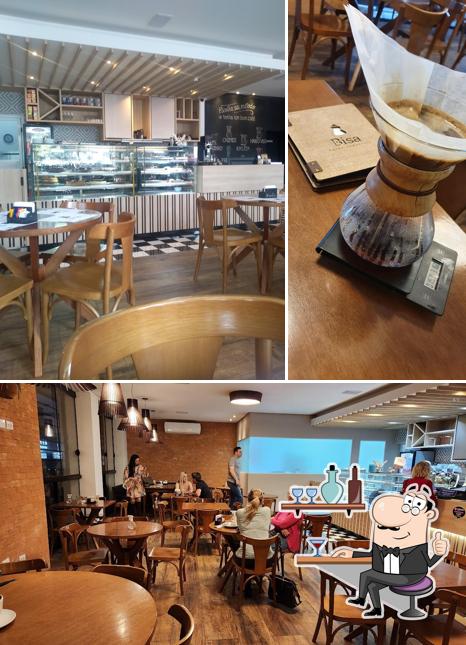 Sente em uma das mesas no Bisa Cafés Especiais