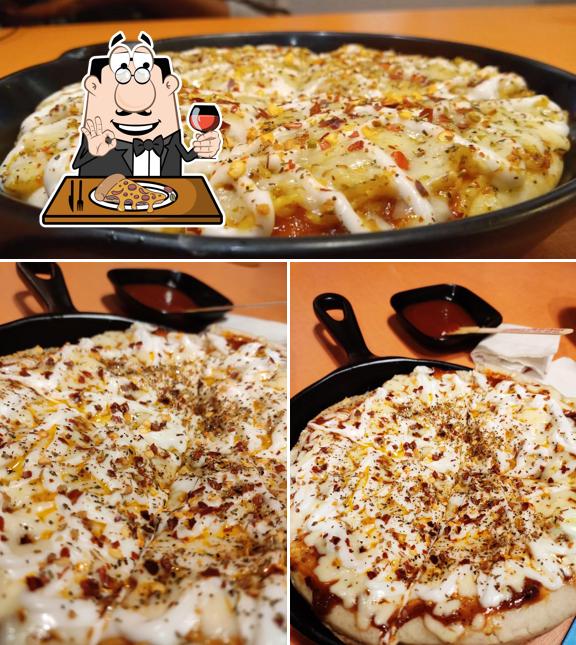 Pick pizza at Curly Cravings