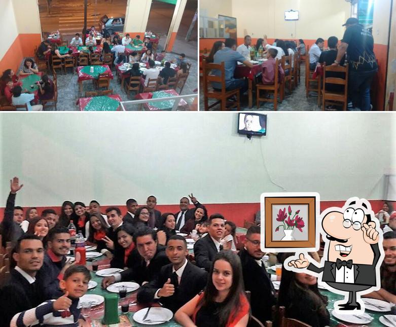 Sente em uma das mesas no Indústria da Pizza