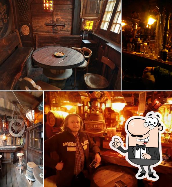 Dai un'occhiata agli interni di The Keller Pub