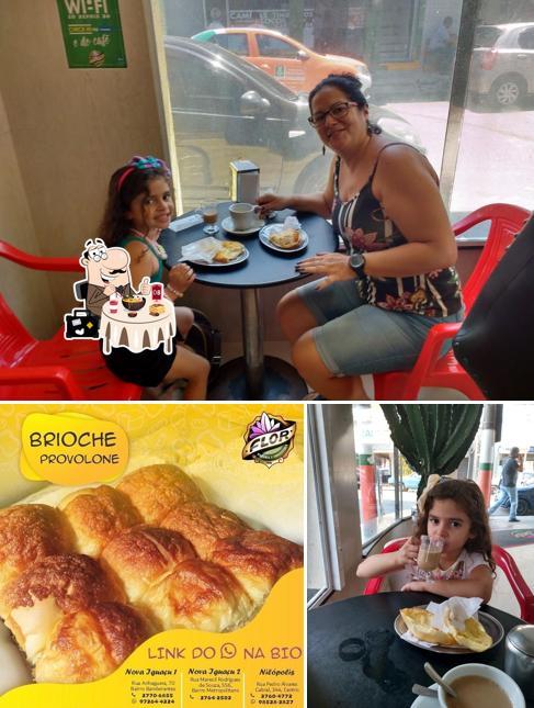 A comida e mesa de jantar do restaurante