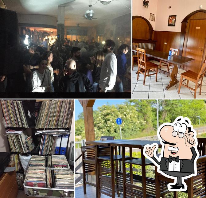 Dai un'occhiata agli interni di Myth Pub