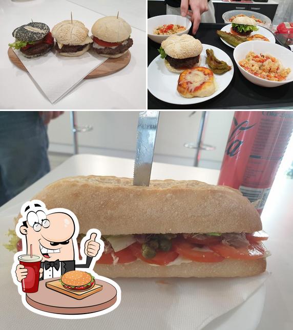 Prenditi un hamburger a Roxy Bar