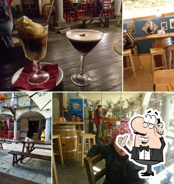Siediti a un tavolo di Caffè delle Guide