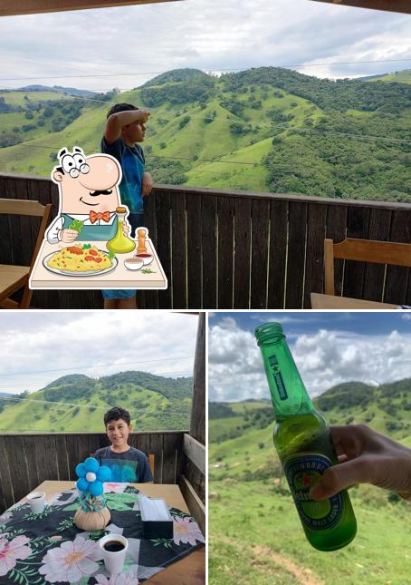 Entre diferentes coisas, comida e interior podem ser encontrados no Café com amor