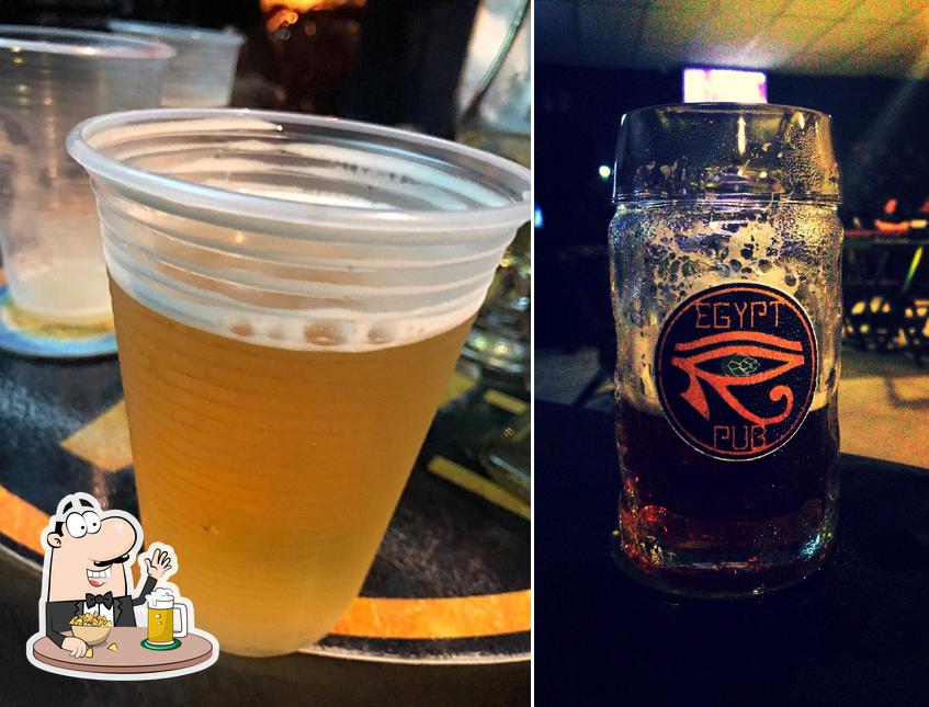 Desfute uma tulipa de cerveja leve ou escura