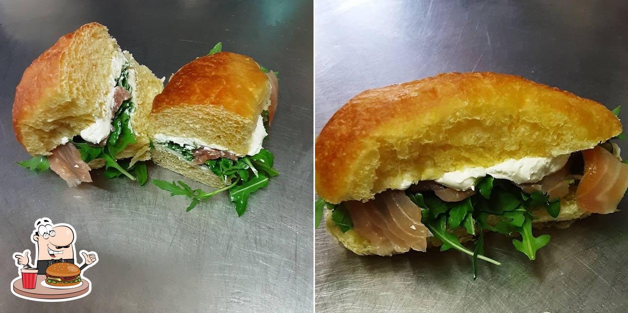 Prenditi un hamburger a L'Orizzonte Caffetteria Gelateria Pasticceria