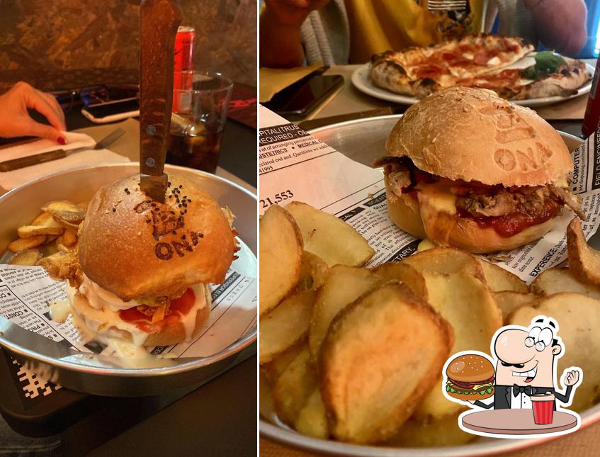 Prenditi un hamburger a LA ZONA Pub Radical beer