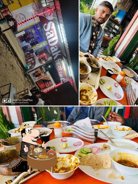 Food at Sadak kinare cafe