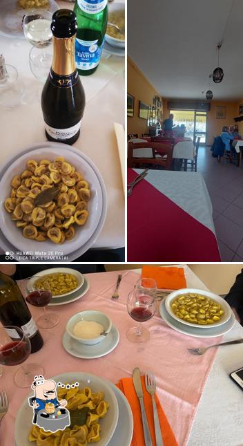 Guarda la foto che presenta la cibo e interni di Trattoria Martinella